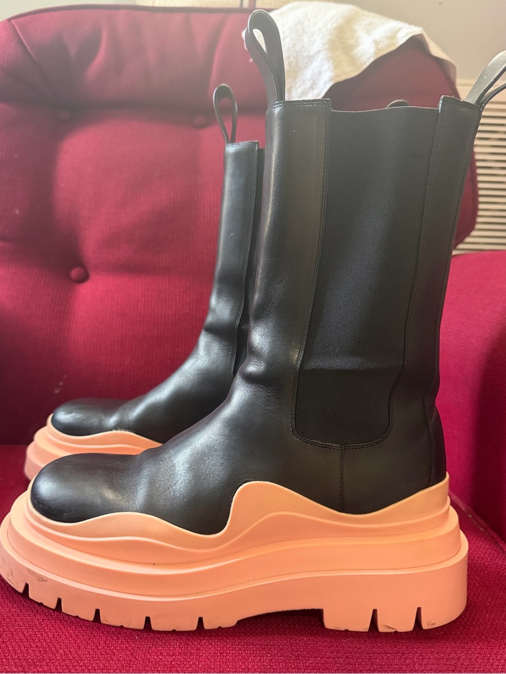 Botas Chelsea Bottega Veneta "The Tire Boot" – Cuero Negro y Suela Durazno
